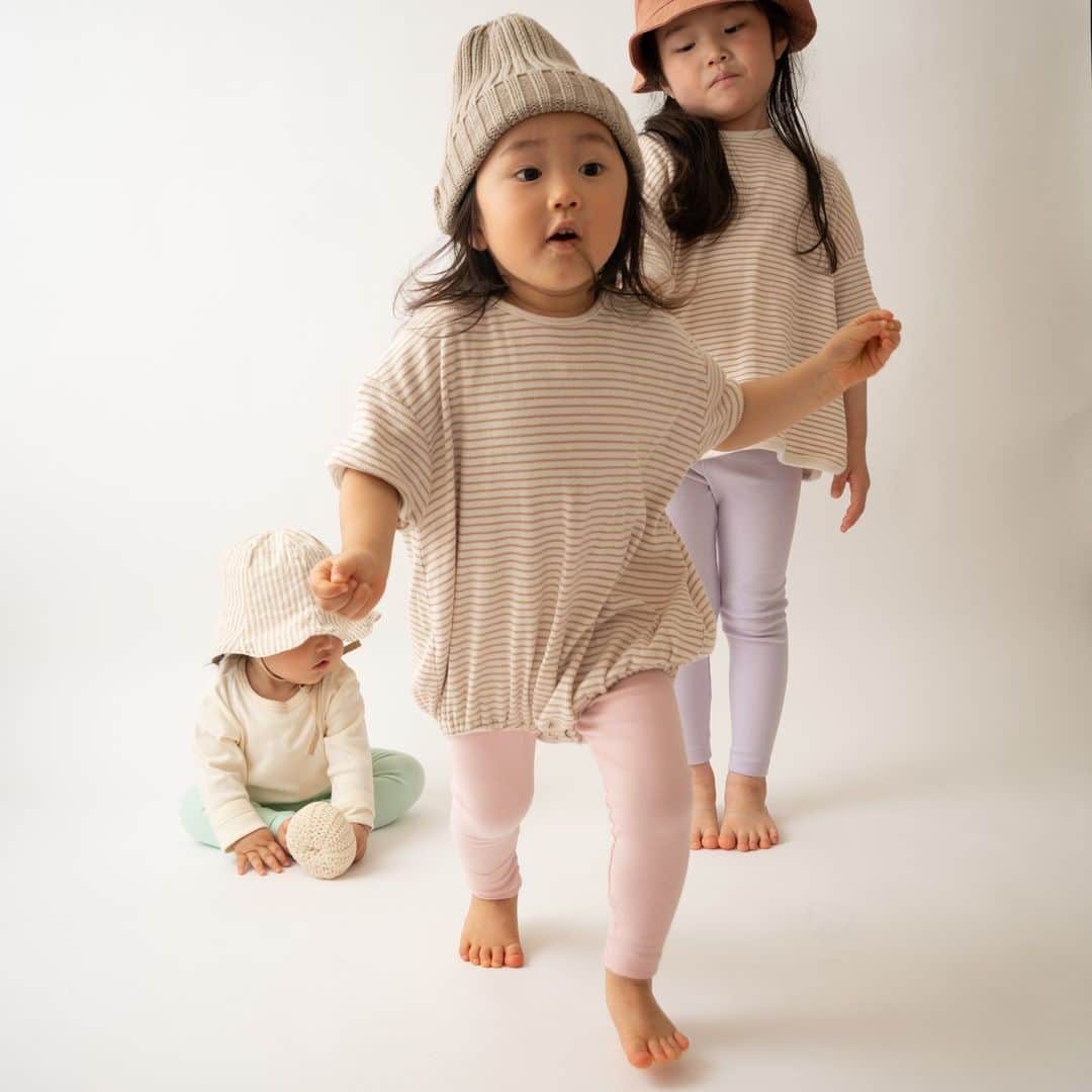 こども達をラブリーにさせる韓国子供服ですー☀さんのインスタグラム写真 - (こども達をラブリーにさせる韓国子供服ですー☀Instagram)「. . ☑malang leggings(kids) 키즈말랑레깅스 . . . 韓国語でもちもちで柔らかい という意味の「マランマラン」から 名付けた「マランれぎんす」。 その言葉通りもっちり弾力のある生地感の レギンスです😊 . . 春らしいパステルカラーも 秋冬にコーデしやすいくすみカラーも あるのでおすすめです。 . 当店のレギンスの特徴といえば 股上が深いところ！ お腹が出にくく安心ですっという レビューがたくさん寄せられています♪ . デイリー使いや保育園着、お出かけ用に おすすめですよ。 ベビー用もございますので 兄弟リンクコーデにぜひ◎ . . . 말랑~말랑 쫀득쫀득~ 이건 정말 깔별소장아이템입니다♡ . . . model @hasumin__ 87cm 11.5kg sizeM / color pink 106cm 17.5kg sizeXL / color purple  Thank you so much😍 . . . . . . . ,,,,,,,,,,,,,,,,,,,,,,,,,,,,,,,,,,,,,,,,,,,,,,,,,,,,,,,,,,,,,,,,,,,  size：80-120cm color：11colors ,,,,,,,,,,,,,,,,,,,,,,,,,,,,,,,,,,,,,,,,,,,,,,,,,,,,,,,,,,,,,,,,,,, . . . . . . . . . . . . . . . #韓国子供服 #マリンキャッスル #レギンス #ベビー #女の子ママ #男の子ママ #こども服 #ベビー服 #こどものいる暮らし #保育園着 #幼稚園着 #コドモノ #おしゃれママさんとつながりたい #春コーデ #リンクコーデ #韓国こども服 #産休 #育休 #春ファッション #marinecastlewear #ナチュラルコーデ #韓国ファッション #2023spring #プチプラコーデ #赤ちゃんのいる暮らし #人気レギンス #23春アパレル #kids #マリンキャッスルコーデ」3月23日 15時45分 - marinecastle_kids