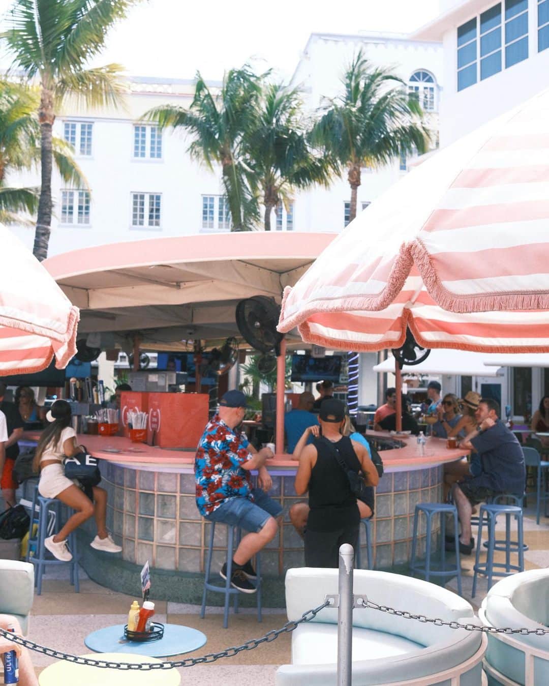 Cody Higaさんのインスタグラム写真 - (Cody HigaInstagram)「🌴🌴🌴  マイアミビーチ沿いの、ホテルのサイズ感と、このレトロっぽい雰囲気が凄いよかった。絶対にまた来たい🍒  I love Miami.」3月23日 15時53分 - cody.1222