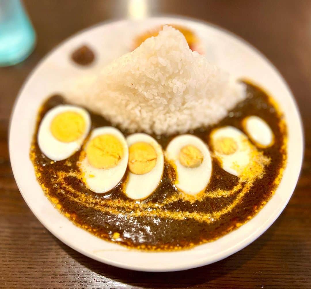 松尾貴史さんのインスタグラム写真 - (松尾貴史Instagram)「雨の中、仕事場からとぼとぼと、道玄坂「ムルギー」へ。  毎度のガドガドサラダとムルギー辛口を。今日はムルギーにも玉子を。  お腹パンパンですの。美味かったあ。  #curry #咖哩 #カレー #spice #スパイス #ムルギー #渋谷 #道玄坂」3月23日 15時48分 - kitsch.matsuo