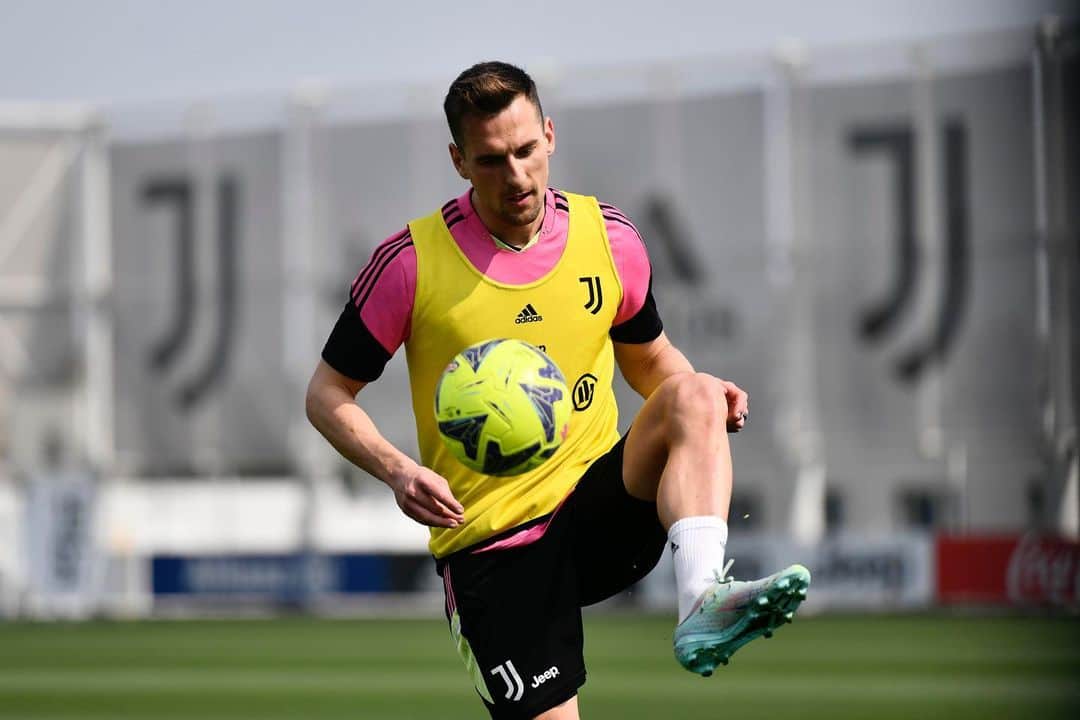 アルカディウシュ・ミリクのインスタグラム：「Sempre bello tornare in campo con la squadra 🤍🖤 @juventus」
