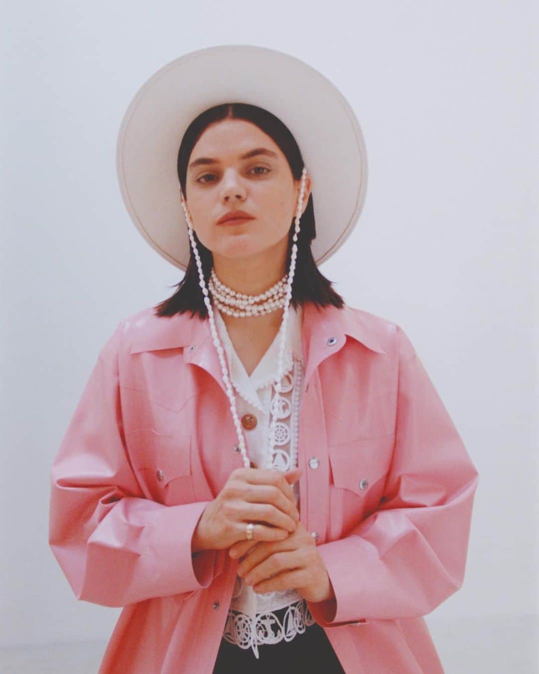 ソーコのインスタグラム：「🌸 MILK 🌸  📸 @_melanie_rodriguez_ For @milk_magazine Soko styled by @elissacastelbouloiret Indigo styled by @melaniehoepffner hair @tomoko_ohama make up @aureliedeltour_makeup」