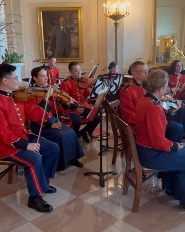 ミンディ・カリングのインスタグラム：「When I arrived at the ceremony at the White House, the United States Marine Band was playing this. 🥹」