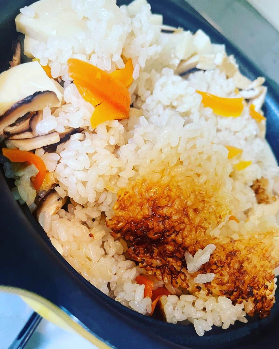 のインスタグラム：「おこげはん  たけのこはん  #万能鍋　#栗原はるみ さん　 炊飯器が壊れてから最近はこのお鍋でご飯を炊いているのですが、とても美味しく炊けます #こんな時間にお腹が空いて　#お布団の中　#写真を眺めるの巻　#明日の朝は何を食べよう　#おやすみなさい　うん　どんどんお腹空いてきた🐽」