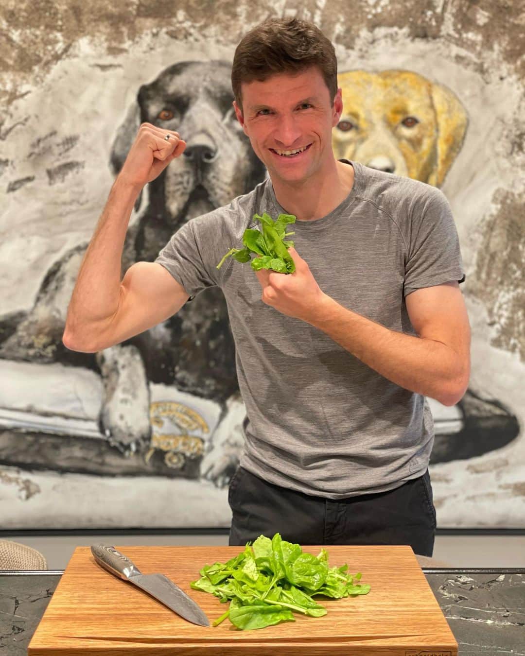 トーマス・ミュラーのインスタグラム：「Popeye SPINAT Power für unser Geburtstagskind und Muckiman @mr.choupo 💪🏻🥬  Spinat kennen wir alle jedoch war mir nicht schon immer bewusst wie viel Gutes drin ist 🤓  Reichlich Vitamine + Antioxidantien sind drin im Spinat. Spinat ist leicht selbst anzubauen, sehr kalorienarm und mit vielen Mineralstoffen ausgestattet.   Kein Wunder dass Popeye auf Spinat gesetzt hat 🤩  #ausprobieren #gemüsederwoche #vitamine #leckerundgesund #inspiration #packmas」