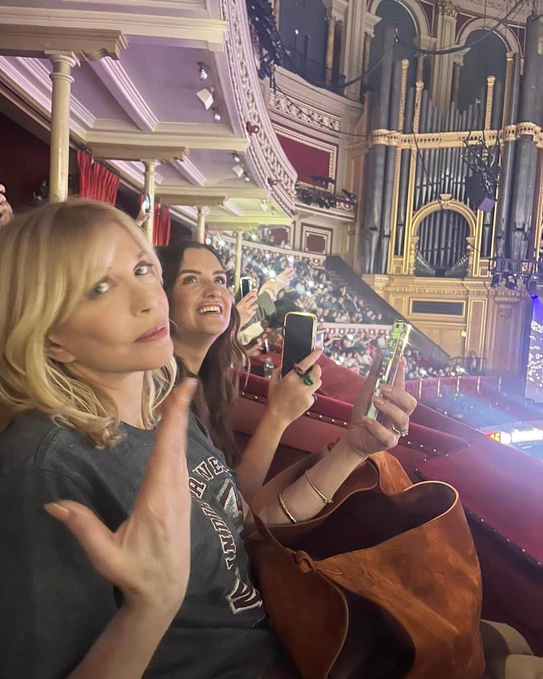 コートニー・ラブのインスタグラム：「@wetlegband 💦 buttering all our muffins too at the @royalalberthall for @teenage_cancer   THEY ROCKED THE FUCK OUT OF THE ALBERT HALL 💅🏻🤘🏻  & THE CHICKS DIG IT! BRO! (See slide 2 for proof)  Also met the charismatic, slinky @lavalarue 💥 (see their video in stories today #magpie is great. Been listening all today)   @emerpatten @juliewhitebread   #wetleg #teenagecancergigs #royalalberthall」