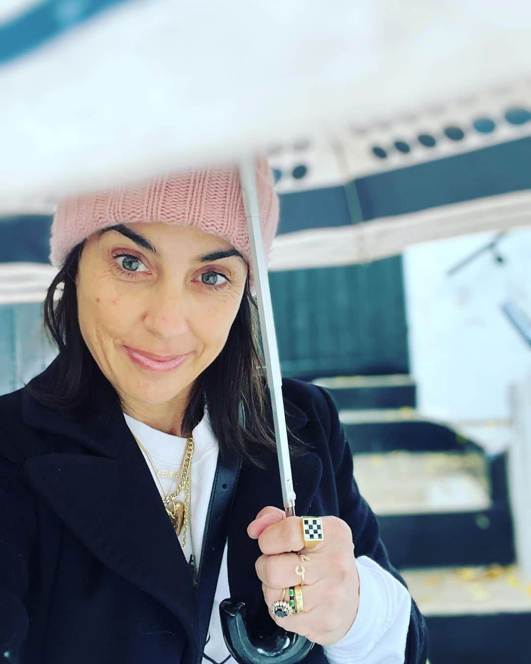 コンスタンス・ジマーのインスタグラム：「I’ve been trapped indoors for 4 days editing, so this is the face of a Los Angeleno who will happily go out in the rain!!」