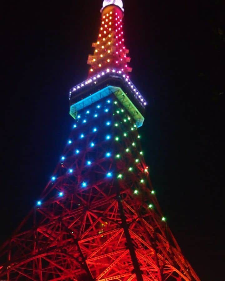田畑祐一のインスタグラム：「WBC2023優勝を祝って東京タワーがWBCカラーになりました。 ゆっくりと回転するように色が動いてゆきます。  満開の桜とのコラボレーション。このときだけの特別な景色となりました。  侍ジャパン世界一おめでとうございます🎊」