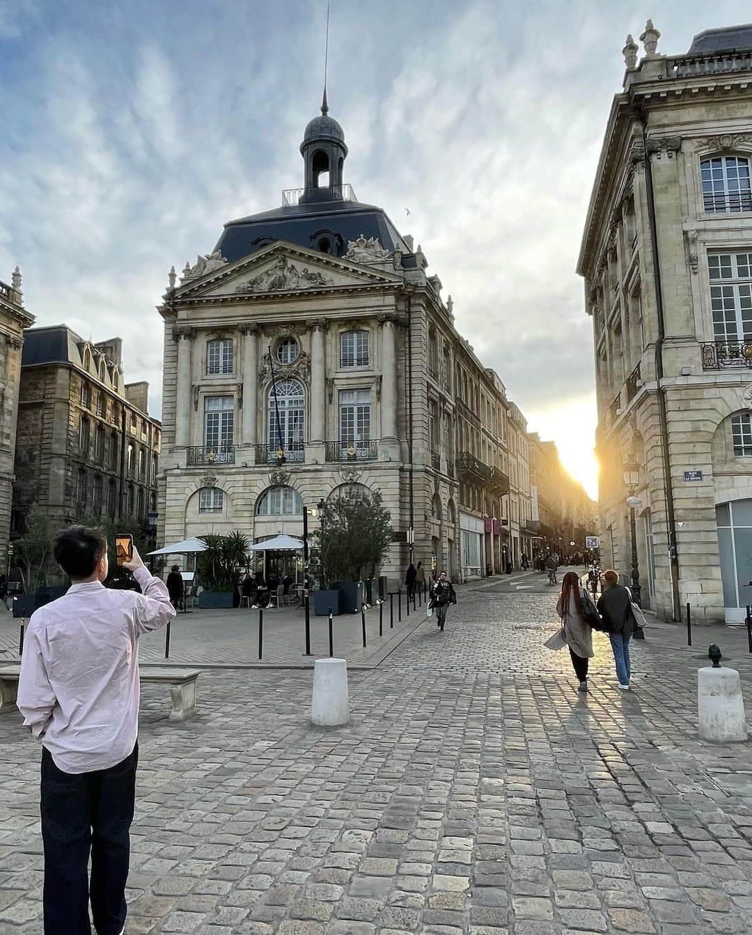 小林さやかさんのインスタグラム写真 - (小林さやかInstagram)「お誕生日&春休みでフランス・パリに行ってきました。お祝いのメッセージくれた方、ありがとうございました💙  年金受給年齢引き上げに対するストをやっていてゴミが収集されず街中ゴミだらけだったけど、それでもやっぱりパリの街は美しかった。三大美術館も歴史的な建造物も色々行ったけど、私はフランスの人たちの生き方や価値観が滲み出ている街の様子に一番ドキドキした。小さなパリと言われているボルドーもすごく好きだった！次はブルゴーニュに行きたい。  アメリカとも日本とも全く違う文化に触れられてまた視点が増えた気がしてる。見たこと聞いたこと考えたことが多すぎてここに書ききれないのでまたnote更新します。  新しい歳の最高のスタートがきれました！みなさんいつもありがとうございます🌷  I went to Paris, France for my birthday and spring break. Thank you to everyone who sent me celebratory messages 💙  Although there was a strike protesting the raising of the retirement age and the garbage wasn't being collected, Paris still remained a beautiful city. I visited various historical buildings and art museums, but what excited me the most was the French people's way of life and their values that were evident throughout the city. I also loved Bordeaux, which is often called a smaller version of Paris! Next, I want to visit Burgundy.  Experiencing a culture that is completely different from both America and Japan has broadened my perspective. There are so many things I saw, heard, and thought about that I can't write them all here, so I will update on my blog later.  I had the best start to my new age! Thank you for all your love🫶  #Paris #Bordeaux #france」3月24日 2時08分 - syk03150915