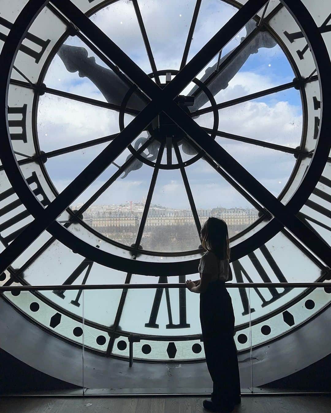 小林さやかのインスタグラム：「お誕生日&春休みでフランス・パリに行ってきました。お祝いのメッセージくれた方、ありがとうございました💙  年金受給年齢引き上げに対するストをやっていてゴミが収集されず街中ゴミだらけだったけど、それでもやっぱりパリの街は美しかった。三大美術館も歴史的な建造物も色々行ったけど、私はフランスの人たちの生き方や価値観が滲み出ている街の様子に一番ドキドキした。小さなパリと言われているボルドーもすごく好きだった！次はブルゴーニュに行きたい。  アメリカとも日本とも全く違う文化に触れられてまた視点が増えた気がしてる。見たこと聞いたこと考えたことが多すぎてここに書ききれないのでまたnote更新します。  新しい歳の最高のスタートがきれました！みなさんいつもありがとうございます🌷  I went to Paris, France for my birthday and spring break. Thank you to everyone who sent me celebratory messages 💙  Although there was a strike protesting the raising of the retirement age and the garbage wasn't being collected, Paris still remained a beautiful city. I visited various historical buildings and art museums, but what excited me the most was the French people's way of life and their values that were evident throughout the city. I also loved Bordeaux, which is often called a smaller version of Paris! Next, I want to visit Burgundy.  Experiencing a culture that is completely different from both America and Japan has broadened my perspective. There are so many things I saw, heard, and thought about that I can't write them all here, so I will update on my blog later.  I had the best start to my new age! Thank you for all your love🫶  #Paris #Bordeaux #france」
