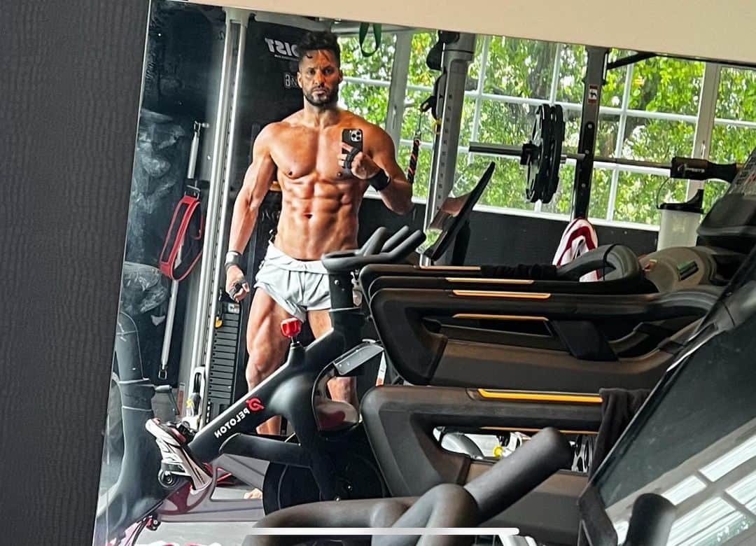 リッキー・ウィットルのインスタグラム：「Gratuitous shot to show the grandkids 💪🏾😝 #thirstythursday #whenpromgetscancelled  Soooo I was training for a certain role and the movie has been pushed to later in the year soooooo I’m selfishly posting it here because I want someone to see it before I return to the cookie jar 😂🤣🤷🏾‍♂️ Sometimes as an actor you get roles where you need to be in a certain shape. We are never truly in control of our appearances. Roles determine our hair length,style,colour,facial hair,weight,shape even the amount of tan our character would have for consistent moments,not to mention our headspace. I’ve been training for a certain role for weeks now,diet,nutrition,cardio and weights to peak next month for the start of shooting.🎥👌🏾 I was getting there with a few weeks to go but unfortunately it’s now been pushed to later in the year😫🤦🏾‍♂️ But y’all know me…Always looking for a #whittle positive,at least I’m closer to the shape for when filming starts later in the year and it also helps with another movie I’m shooting this summer soooooo at least that character will be easier to prep for too🙏🏾 For me as an actor,it’s the prep that you pay for,I act for free,that’s just fun and I love every minute,no matter how taxing and exhausting it can be. It’s the hard work in silence that people don’t see and just assume it comes easy.  I train and sacrifice for weeks/months sometimes. I work my nutrition,scripts,accents, background and research so that when I walk on set I worry about nothing but playing and loving life ❤️🙌🏾 🎥 So yes here you go, a gratuitous topless selfie to prove I was in shape once😂🙌🏾💪🏾 #actorslife #gymlife #fitness #fitnessmotivation #menshealth #anyoneshealth #action #movie #yougotthis #wegotthis #awhittlepositivity #thirsty #greatlighting #workinprogress   ps this is the morning after fasted cardio and weights sooooo always helps look a little better😜🤷🏾‍♂️」