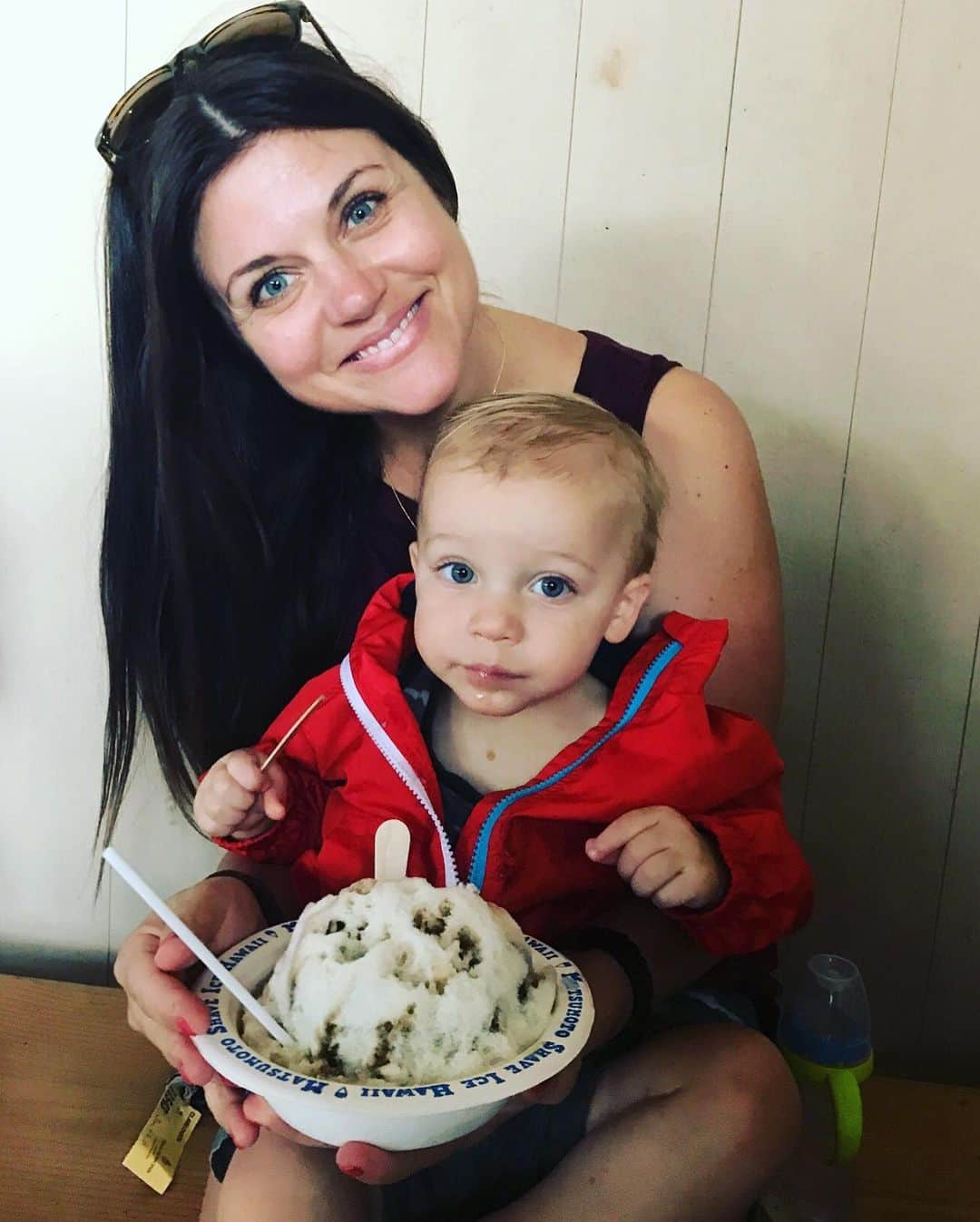ティファニー・ティーセンのインスタグラム：「#tbt to Holt’s first time in Hawaii. Can’t wait to head back and eat my weight in shaved ice #springbreak」