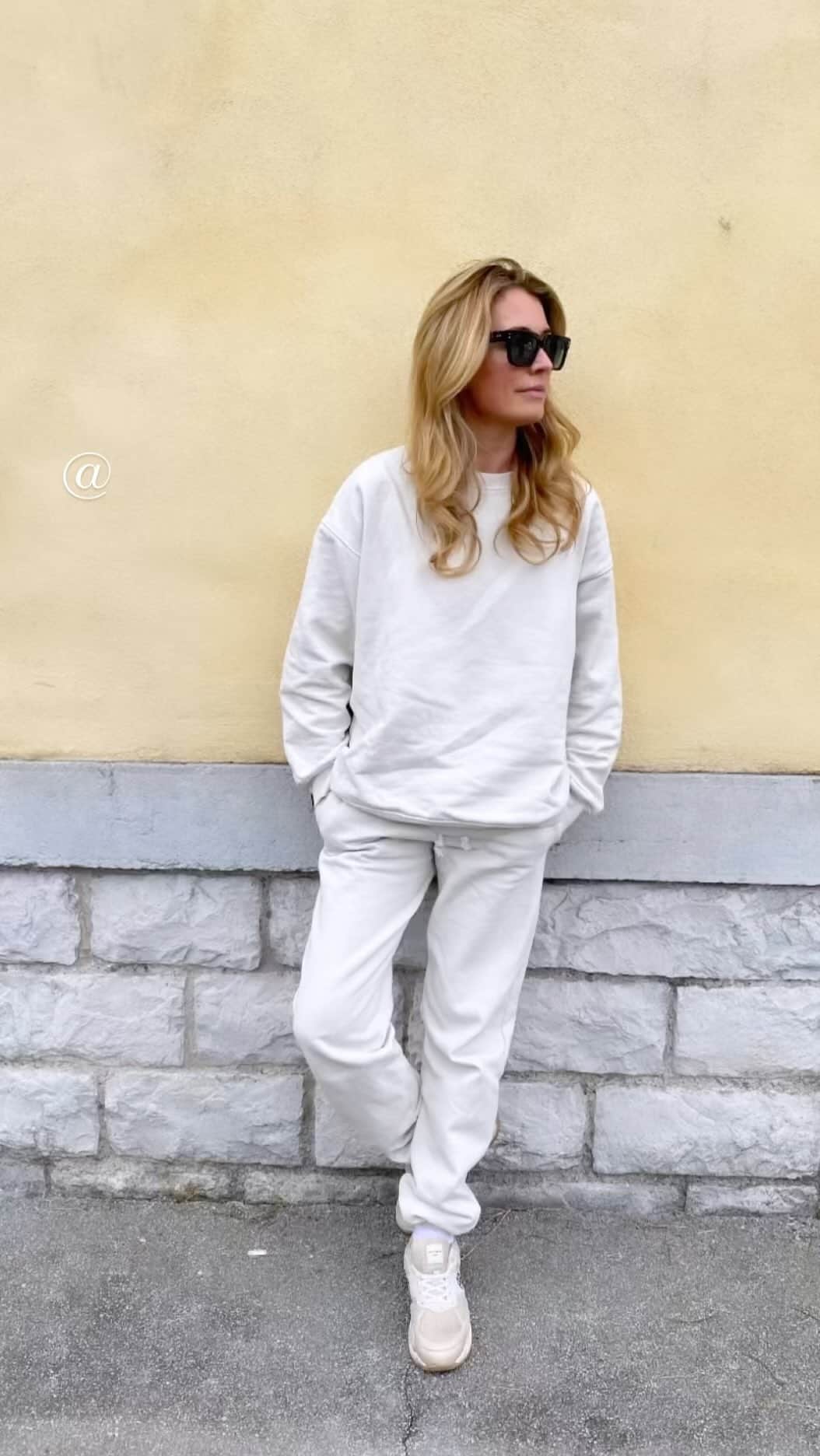 キャット・ディーリーのインスタグラム：「Thank you @gilesf . Love my @consciouscitizenworld stone leisure suit ♥️」