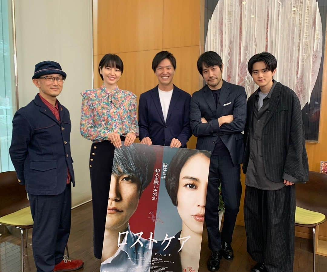 濱田隼のインスタグラム：「明日の #ドデスカ エンタメでは 映画 #ロストケア の皆さんを直撃したインタビューを放送予定。 #松山ケンイチ さん #長澤まさみ さん #鈴鹿央士 さん #前田哲 監督です。  松山さんと、長澤さんは、初共演。 殺人犯と検事の立場で、緊迫のバトルが繰り広げられるこの映画。 そんな中、今では「ケンちゃん」「まーちゃん」と、ニックネームで呼び合う2人が、打ち解けたきっかけとは？！  明日の朝、ぜひご覧ください。  #ドデスカ #メーテレ」