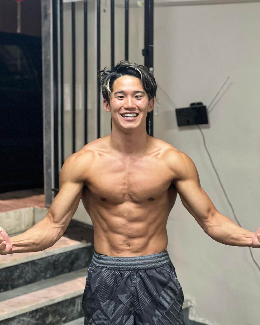 荒井陸のインスタグラム：「No pain , no gain💪🔥 like a Super saiyan!  photo by 📸 @xristos_asv  #dragonball #supersaiyan #workout #training」