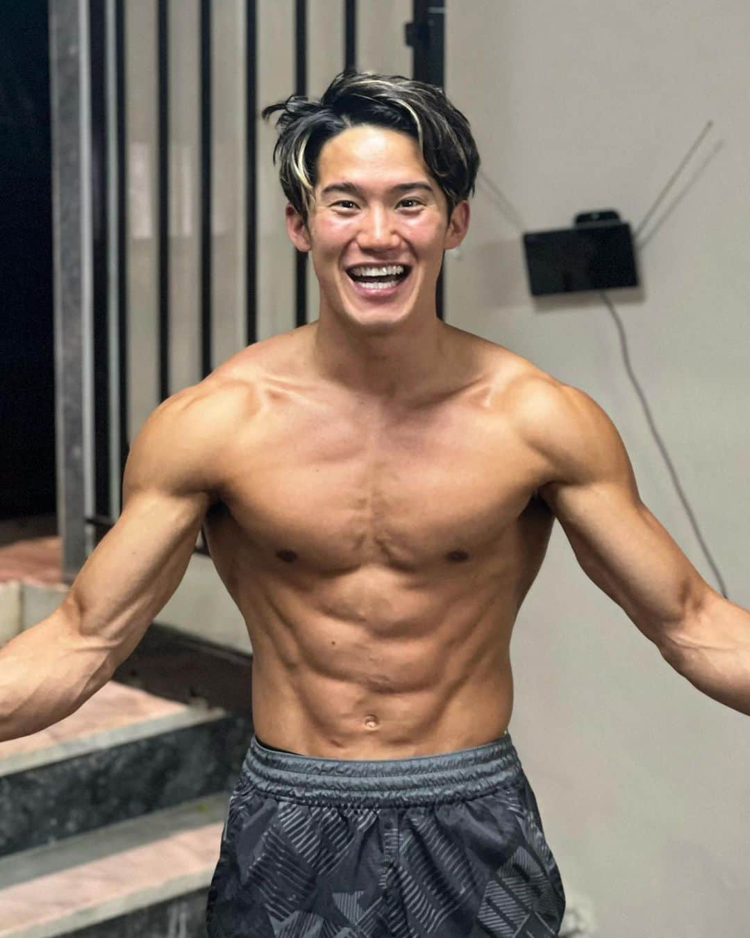 荒井陸さんのインスタグラム写真 - (荒井陸Instagram)「No pain , no gain💪🔥 like a Super saiyan!  photo by 📸 @xristos_asv  #dragonball #supersaiyan #workout #training」3月23日 17時41分 - a2desu