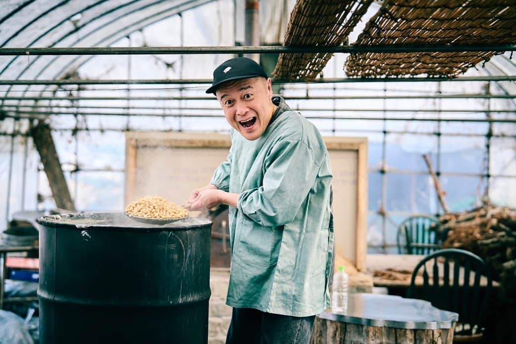 川辺ヒロシのインスタグラム：「妻が9年通う山形での味噌作りに初めて同行〜 米麹をほぐして、茹でた大豆と塩と混ぜ来年にはいつも食べてる味噌になり、それを受け取りまた同じ工程をするのかなるほどありがてぇ〜 美味しい菜食ランチも頂き嬉しい〜お世話になりました！」