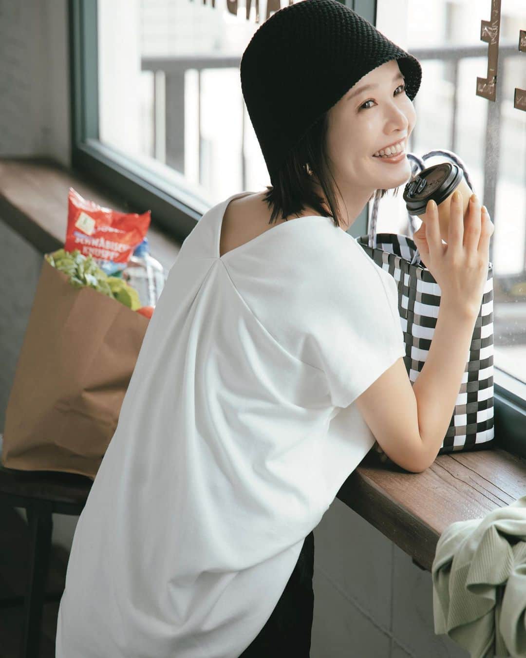 SPRiNGさんのインスタグラム写真 - (SPRiNGInstagram)「＼本日発売🎉／ ライトオン×SPRiNG  着るだけで映える！『ドレスTシャツ』👚  構想から約1年、ライトオンとSPRiNG編集部が総力を挙げて考え抜いた、シンプルだけどお洒落にキマるコラボTシャツがついに本日発売✨  アラサー女性にニーズの高い、体型をキレイに見せてくれてカジュアルながらもドレスアップして気分が上がる服をコンセプトに考案した、最強コラボのドレスT、お披露目です👏  ①ギャザー半袖T （1枚目） Tシャツ以上、ワンピ未満のおめかし♡ 袖まわりのギャザーで女性らしい印象に  ②バックV半袖T （2枚目） 首つまりを解決し、背中美人見え！後ろ姿も1枚でサマになる、こなれTシャツ  ③ぺプラム半袖T（3枚目） 気になるお腹まわりをカバーしつつ、肩の落ち感で細見えが叶う1.5分丈袖  こだわり抜いた最強の3型は BLACK／WHITE／GRAYの3色。 サイズはS、M、L、XL（XLのみオンライン限定)展開しています。  そして驚きなのが価格...… 税込3500円👏👏 色違いで買ってもよし、サイズ違いで買ってもよしのお手頃プライス！ 悩んでも2枚買いできちゃう価格なんです🥲💓 ライトオン×SPRiNGの最強コラボ、是非ライトオン店頭、オンラインでチェックしてください！  @righton_pr   #ライトオン #ドレスT　#ママコーデ #SPRiNG #雑誌スプリング」3月23日 17時50分 - spring_tkj
