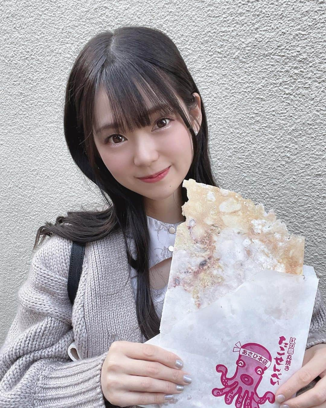 白石真菜のインスタグラム：「たこせん一緒に食べる〜？🐙( ᵒ̴̶̷̤◦ᵒ̴̶̷̤ )♡   #白石真菜 #しーまな #江ノ島 #江ノ島グルメ  #たこせん #たこせんべい  #🐙」