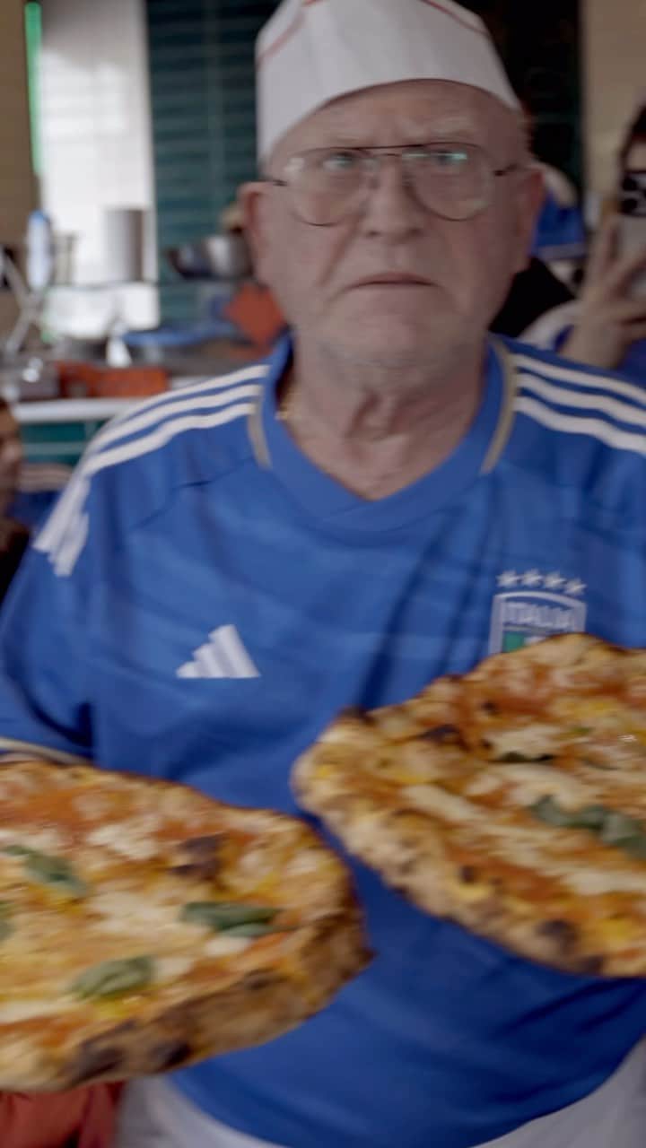 adidas Italiaのインスタグラム：「Blue Dinner! La passione azzurra è incontenibile, e la nuova maglia degli @azzurri è arrivata anche sulle tavole del centro di Napoli.​  ​ #adidasfootball」