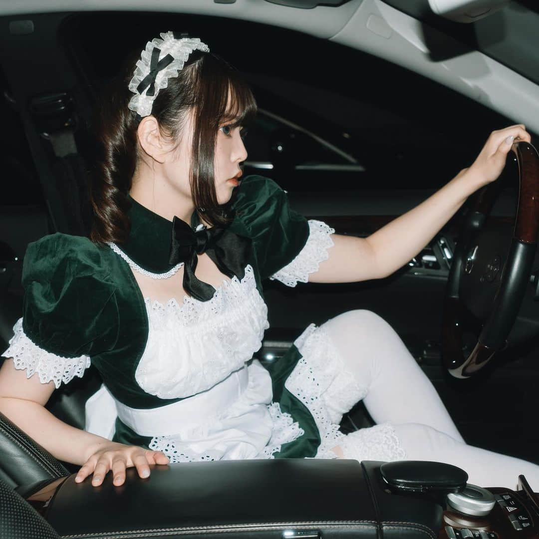 柳葉ころんのインスタグラム：「ご主人様の送迎が仕事。  #メイド服  #メイド　 #maid #お抱え運転手付き  #キャンディフルーツ  #コスプレ #車 #メルセデスベンツ  #ベンツsクラス  #撮影 #撮影会モデル #グラビア #グラビアモデル #cosplay」