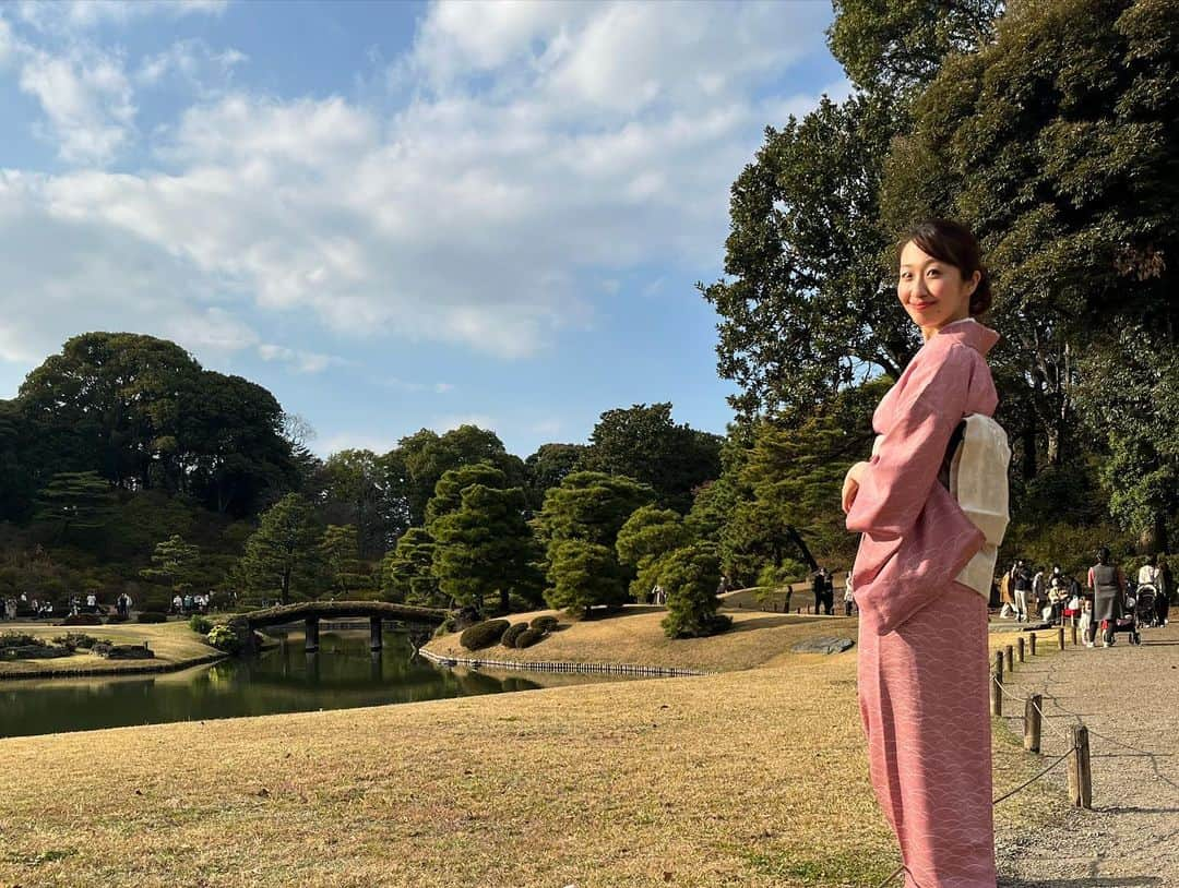 山田友美さんのインスタグラム写真 - (山田友美Instagram)「👘ひとり反省会👘 おはしょりが斜めで長い…😅 お太鼓部分、せっかくの柄が微妙に隠れてる…😅 ゆるく着付けたらまあまあ着崩れた…😅  まあ、一回目にしては上出来ということで😋  お着物って着ているだけ楽しいし、背筋も伸びてなぜだか自信が湧いてくるアイテムです👘💕  それにしても六義園、美しいお庭です🌸どこをとっても絵になる！  #お出かけ#桜#しだれ桜 #六義園#着物#着物女子#着物初心者#kimono#フリーアナウンサー#アナウンサー#山田友美」3月23日 18時03分 - __tomomiracle