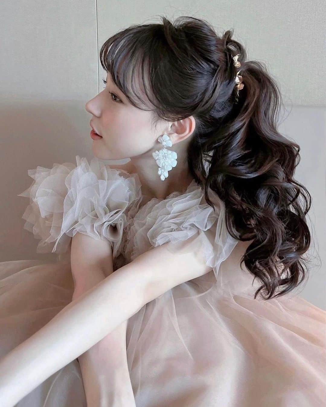ウェディングソムリエ編集部のインスタグラム：「ふわふわのドレスに包まれる愛らしい花嫁。  艶やかなヘアスタイルがエレガントで、ベージュの淡い色合いも上品で魅力的。  繊細なイヤリングも素敵で、乙女心くすぐるコーディネートがとても参考になりますね☺️  @manami_wd0429 さんありがとうございました✨  ⳹ TOPICS ⳼ 第28期アンバサダーの応募受付は明日からスタート予定✨お楽しみに。  *:.,.:*:.,.:*:.,.:*:.,.:*:.,.:*:.,.:*:.,.:*:.,.:*:.,.:*:.,.:*:.,.:* .  サイトは[ウェディングソムリエ ]で検索 🔎http://www.jadorewedding.com プロフィール欄の🔗Linkからもとべます。  ウェディングソムリエは、 人生でその時しかできない 特別な体験を提供するメディアです♡  *:.,.:*:.,.:*:.,.:*:.,.:*:.,.:*:.,.:*:.,.:*:.,.:*:.,.:*:.,.:*:.,.:*:.,.  #花嫁 #プレ花嫁 #卒花 #全国のプレ花嫁と繋がりたい  #ウェディングソムリエアンバサダー #ウェディングソムリエ  #ウェディングソムリエイベント #結婚式 #ウェディング #diy #ウェディングdiy #ウェディングフォト #前撮り #後撮り  #ウェディングレポ ＃ロケーションフォト  #ハツコエンドウ　#abyhatsukoendo」
