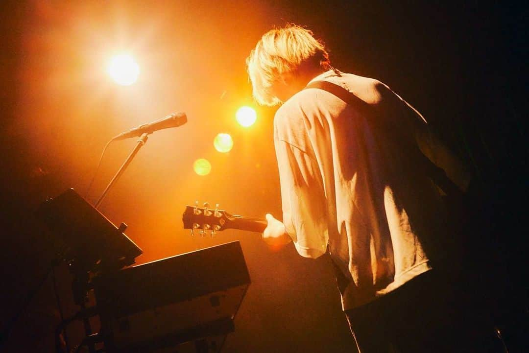 竹縄航太さんのインスタグラム写真 - (竹縄航太Instagram)「2023.3.22 HOWL BE QUIET LAST TOUR 「Evergreen」 東京 恵比寿LIQUID ROOM  13年間、本当にありがとうございました。 こんなにたくさんたくさん愛してもらったバンドで歌ってこれて、ほんとに幸せでした。  このツアーの景色は一生忘れないです。この日のおかげで、きっとこの先たくさん救ってもらうんだろうなあ。  出会ってくれて、聴いてくれて、ライブに足を運んでくれて 最後を見送ってくれてありがとう。  またね！」3月23日 17時56分 - hbq_takenawa