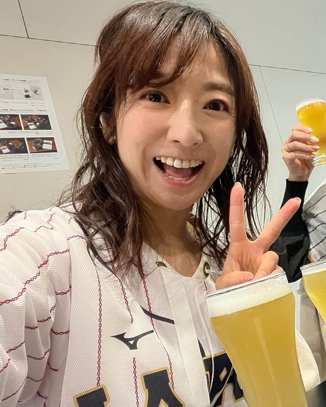 佐藤彩さんのインスタグラム写真 - (佐藤彩Instagram)「侍ジャパン⚾️ 世界一おめでとうございました！！  胸熱なプレーに心打たれ 自分も楽しんで頑張ろうと思えるような 原動力になりました！！  たくさんの感動をありがとう🥹✨ . . . このユニフォーム… もちろん試合観戦でも着たけれど  いろんなところで着たなぁ😂 それも良き思い出🥹  3年後も楽しみに 大事にしまっておこう😌  #WBC #侍ジャパン #お疲れさま #感動をありがとう #ユニフォーム #また3年後」3月23日 17時58分 - hbc_ayasato