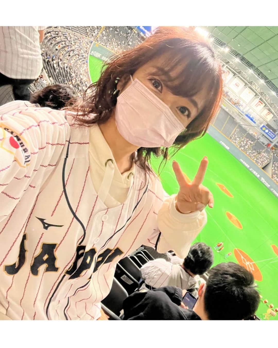 佐藤彩さんのインスタグラム写真 - (佐藤彩Instagram)「侍ジャパン⚾️ 世界一おめでとうございました！！  胸熱なプレーに心打たれ 自分も楽しんで頑張ろうと思えるような 原動力になりました！！  たくさんの感動をありがとう🥹✨ . . . このユニフォーム… もちろん試合観戦でも着たけれど  いろんなところで着たなぁ😂 それも良き思い出🥹  3年後も楽しみに 大事にしまっておこう😌  #WBC #侍ジャパン #お疲れさま #感動をありがとう #ユニフォーム #また3年後」3月23日 17時58分 - hbc_ayasato