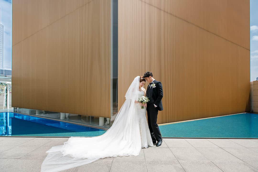 ヒルトン大阪 Hilton Osakaさんのインスタグラム写真 - (ヒルトン大阪 Hilton OsakaInstagram)「ヒルトン大阪ウエディングでは、ホテルだからこそできる二泊三日のゆったり婚礼プランをご用意しております💐  結婚式の前日にチェックインし、 お部屋でゆっくり過ごしたり、当日も写真撮影の時間をしっかり持つことが可能です。 心穏やかに、大切な結婚式に臨むことができるのも魅力です。  さらに、チャペル挙式料や披露宴会場費の割引など、選べる特典を豊富にご用意しております。  ヒルトンウエディング💍で かけがえのない時間をお過ごしください。  詳細・ご予約は @‌hiltonosaka ホームページより。  Welcome to Hilton Osaka Weddings, where we offer an unforgettable two-nights and three-days wedding plan that can only be experienced at a luxurious hotel. 💐  Arrive a day prior to your big day and enjoy your room and ample time for photographs on your wedding day. Our wedding package also allows you to cherish every moment of your special wedding in a serene and calm environment. Additionally, we have a variety of special offers to choose from, including discounts on chapel wedding and reception venue fees. We are confident that you will have an unforgettable time at Hilton Weddings💍.  For more details and to make a reservation, please visit our website at @‌hiltonosaka.  ＝＝＝  #ヒルトン大阪 #ヒルトンウエディング  #大阪ウエディング #プレ花嫁2023 #結婚式  #ホテル婚 #ブライダル #ホテルウェディング  #HiltonOsaka #HiltonWedding」3月23日 18時00分 - hiltonosaka