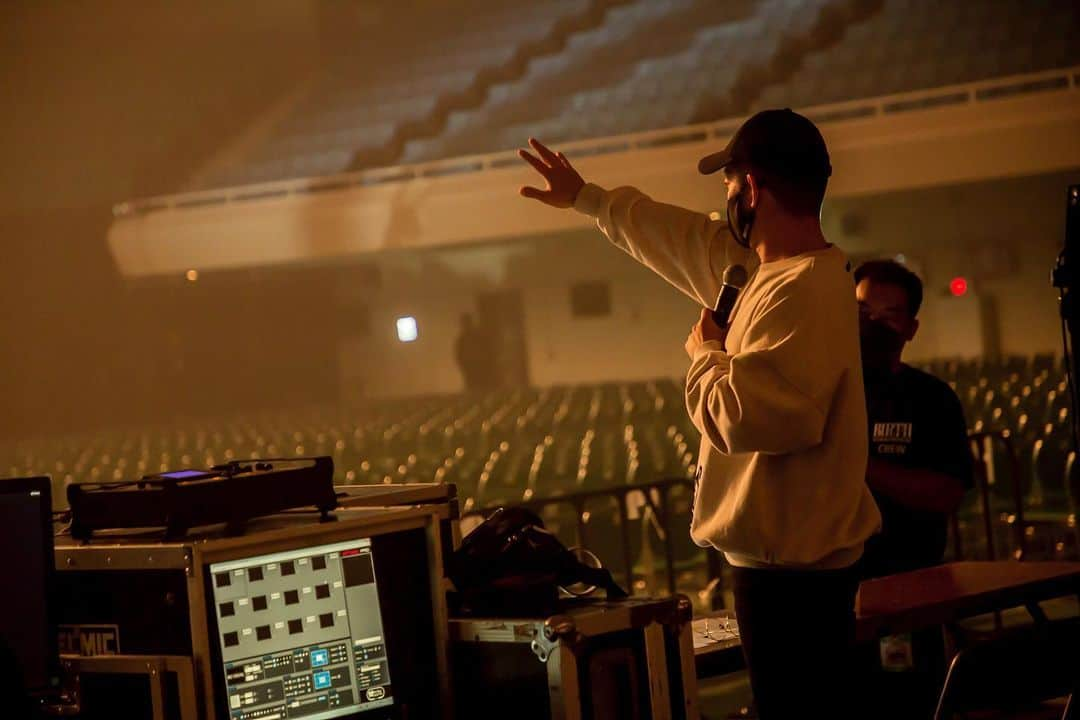 清木場俊介さんのインスタグラム写真 - (清木場俊介Instagram)「・ behind the scenes of 『“BIRTH”〜THE FINAL〜 at 日本武道館』  明日【24日(金) 23:59】受注受付終了！  今後の再販予定はございません。 ご検討中の方は買い忘れのないよう、お早めにどうぞ！！！  (STAFF)  #清木場俊介 #唄い屋 #UTAIYARECORDSUNITED #BIRTHTHEFINAL #日本武道館 #EXILEATSUSHI #livedvd」3月23日 18時00分 - kiyokiba_shunsuke