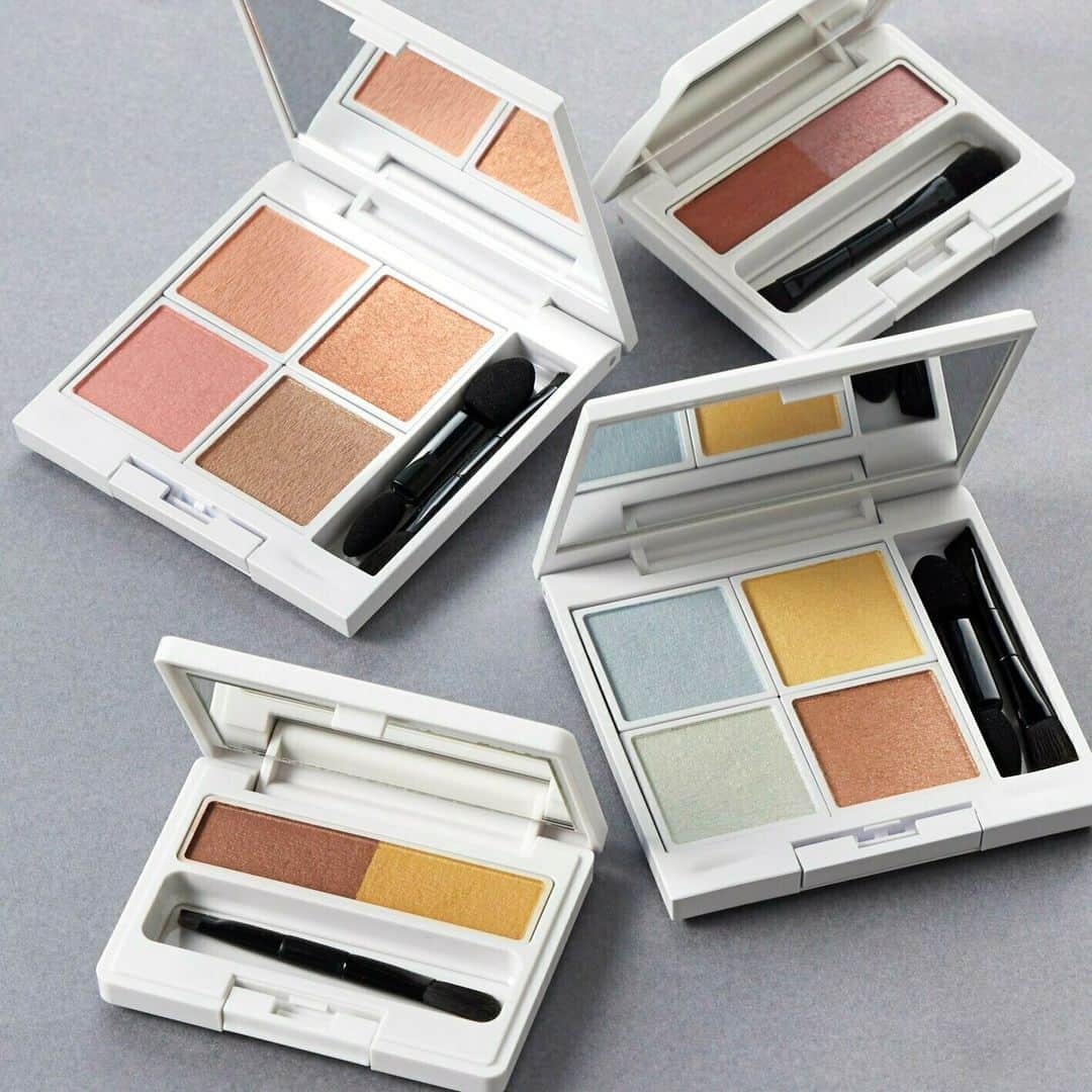 のインスタグラム：「. 🌸ナチュラグラッセ2023 春の限定コレクション🌸  全国発売となりました、 ナチュラグラッセ2023SSコレクション✨ ご購入いただいたお客様の声がナチュラグラッセに届きました！ ご購入を検討されている方は、ぜひ参考にされてみてくださいね：）  \User's Voice/ ■アイパレットEX09フローラルオレンジ　 4,180円（税込）※数量限定 「ライブで見た通りの綺麗な発色」 「この上品さはナチュラグラッセならでは」 「目が腫れぼったくならない、難しくないアイパレット」  ■アイパレットEX10ヒーリングスカイ　 4,180円（税込）※数量限定 「透明感のある春らしい、いい色味」 「ブルー系アイシャドウは一見難しそうに見えますが、 いい意味でブルーの主張が強くなくナチュラルなクールメイクに仕上がりました。」 「モードなファッションが好きな方におすすめ」 「まぶたにブルーを薄く仕込むことで一気に透明感！まさに裏技」 「このイエローは、大人の涙袋メイクも自然に仕上がる」  ----------------------------------------------------  \User's Voice/ ■アイブロウパウダーEX01モーヴブロウ　 3,520円（税込）※数量限定 「顔が華やいだ印象になりました！」 「黒髪の人にもおすすめできる素敵な色」 「さらさらしたパウダーだけど落ちにくく、ふんわりした眉に」  ■アイブロウパウダーEX02オーカーブロウ　 3,520円（税込）※数量限定 「濃い色をブラシにがっつり取っても、つき方が綺麗」 「髪色がベージュやアッシュ系の方は間違いなく似合います」 「黒髪ですが、このイエローはふんわり色付いてくれるので自然に馴染んでやわらかい印象に」  #ナチュラグラッセ #オーガニックコスメ #ナチュラルコスメ #春メイク #メイク #アイメイク #アイシャドウ #アイシャドウパレット #アイブロウ #新作コスメ #敏感肌コスメ #カラーメイク #オレンジメイク #イエローメイク」