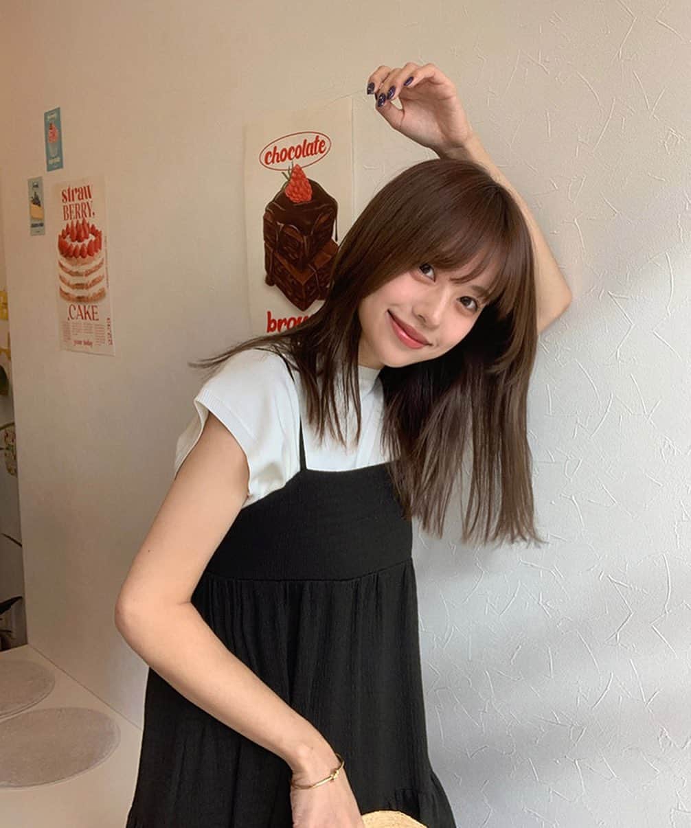 のインスタグラム：「. 明日11時から @titivatejp さんとのコラボアイテムが発売スタートになります、、！💘 去年の秋冬アイテムが好評だったということで春夏アイテムも実現しました🌷 シンプルで合わせやすいけど、こういうのありそうで無いよなあってアイテムをたくさん作りました👕✨ ぜひお楽しみに..🤍  #titivate #titivatestyle #ティティベイト」