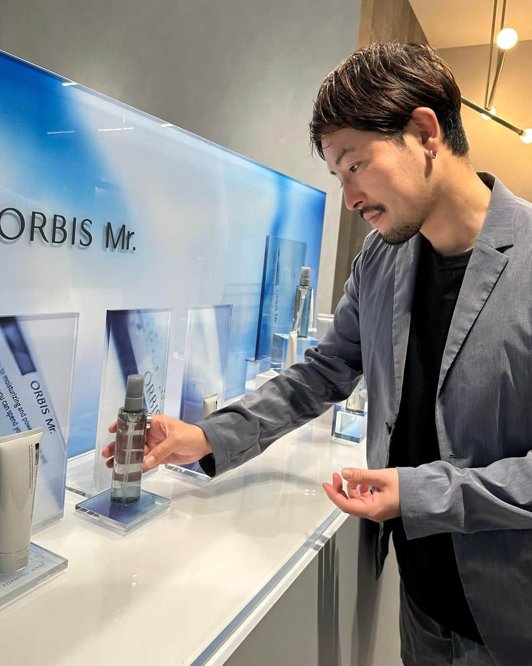 小柳津林太郎のインスタグラム：「先日、オルビスのメンズスキンケアブランド“ORBIS Mr.“の新商品発表会に行ってきました。実は数年前から愛用しており、以前のラインアップも知っている中で今回改めて見てきたのですが、目で見て、肌で触れて、進化を体感できました✌️  「清潔感を科学したメンズスキンケア」と打ち出されていますが、20年以上のメンズスキンケア研究の集大成といっても過言じゃない仕上がり！スキンケアに関して、20代の頃は「テカリがないかどうか」とか気にしていましたが、40代に突入すると「ツヤがあること」をより意識しますが、そこらへんの違いもしっかり研究されていて勉強になりました☺️  ちなみに効果的な洗顔の仕方は数年前にオルビスの社員の方に教えて頂いたのですが、今回は効果的な化粧水の付け方を教えて頂きました👍我流だと意外とわからないものですね...  この“ORBIS Mr.“は、3/22から本発売になりますが、3/22-4/21にて、パナソニックのスキンシェーバー「ラムダッシュ」とのコラボワークショップが表参道にあるSKINCARE LOUNGE BY ORBISで開催されるので、東京にいらっしゃるメンズは是非Checkしてみてね✅  ---以下ご参考まで--- ワークショップ実施場所:SKINCARE LOUNGE BY ORBIS 開催時期:2023年3月22日(水)~4月21日(金) ワークショップ価格:価格:1,500円(税込) 所要時間:約45分間 予約方法(3月10日より予約スタート):HOT PEPPER BEAUTYより予約ください。(https://beauty.hotpepper.jp/kr/slnH000618496/)  #orbis_pr #skincareloungebyorbis #orbismr #オルビスミスター #清潔感を科学したメンズスキンケア #メンズスキンケア #清潔感 #pr」