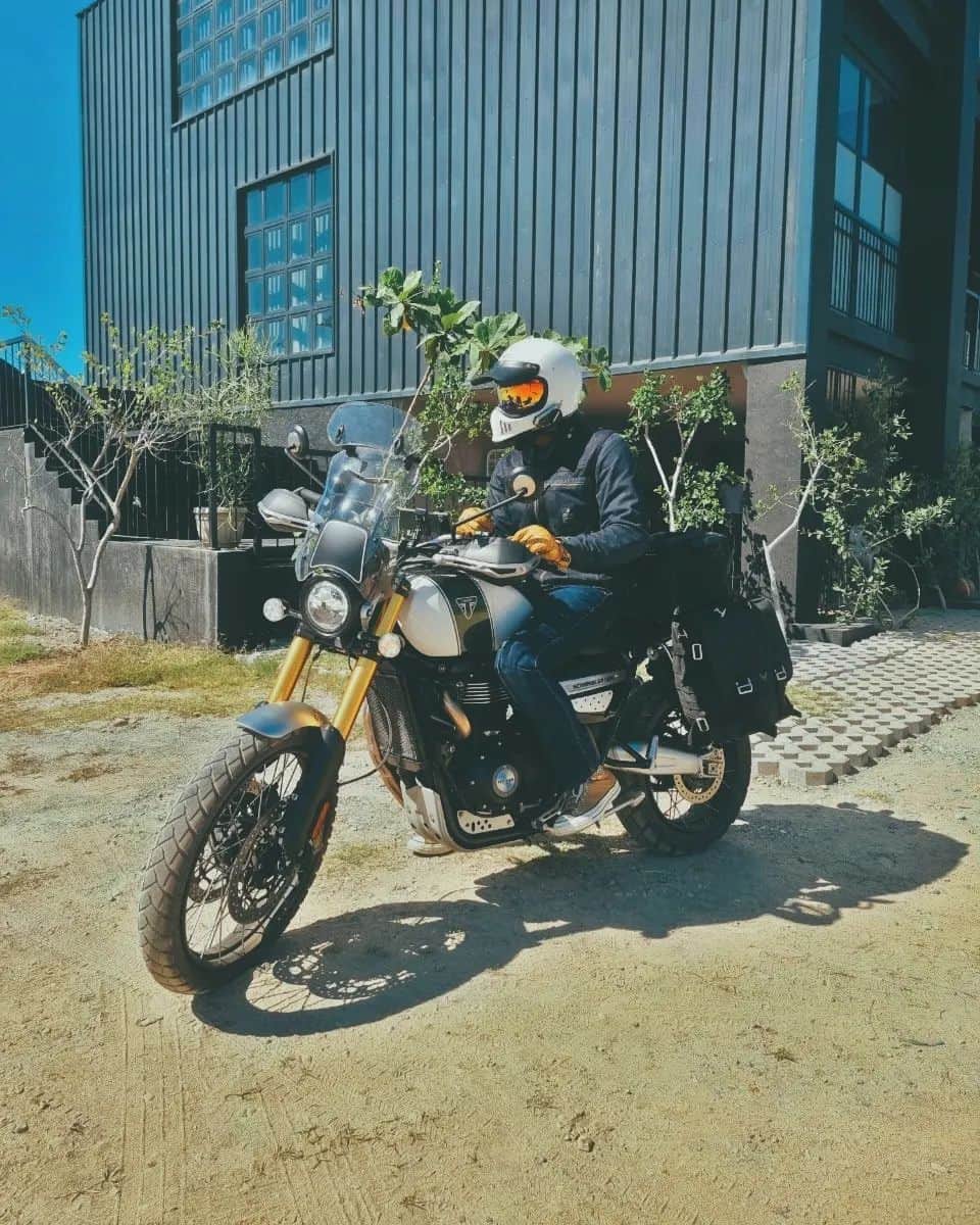 サム・ミルビーのインスタグラム：「Ready for the long haul (literally & figuratively @catriona_gray 🥰) #TriumphScrambler1200XE」