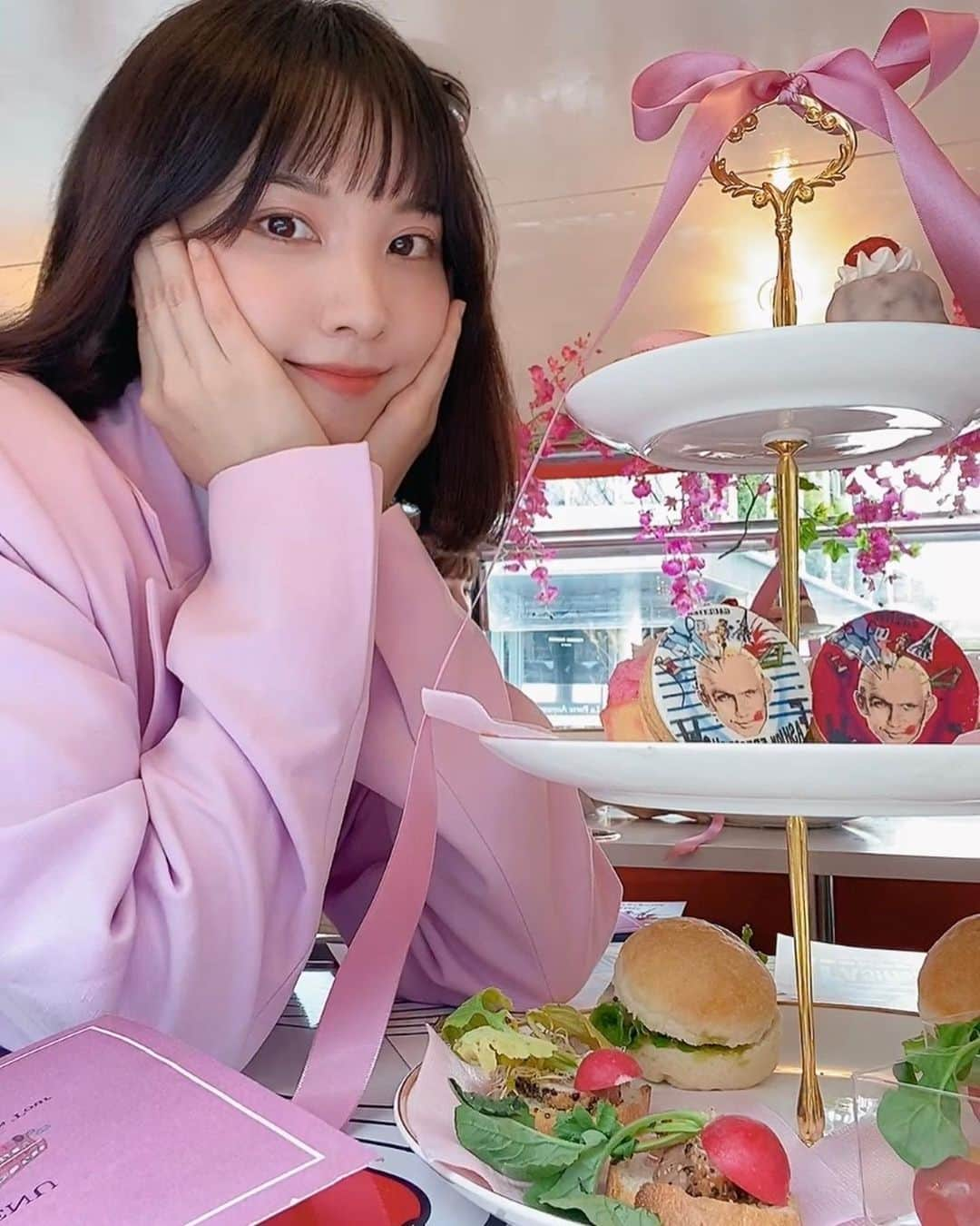 津島衣里のインスタグラム：「アフタヌーンティーバスツアー🫖💕行ってきました🌸  世界的ファッションデザイナー👗 ジャンポール・ゴルチエさんプロデュースのランウェイミュージカル 「ファッション・フリーク・ショー」が 日本で5月に公開されるとのことでそれにちなんだ ロンドンバスツアーでした🌸  春を感じるスイーツも美味しかったし 桜が咲いていて幸せなバスツアーでした🍰  アフタヌーンティーバスツアーのチケット🎟 ぜひチェックしてみてね！ @jpg_ffs_jp   ▼ファッション・フリーク・ショーの詳細はこちら▼  ・2023年5月19日（金）〜6月4日（日） ∟東京・東急シアターオーブ ・2023年6月7日（水）〜6月11日（日） ∟大阪・フェスティバルホール  音楽×ダンス×ファッションを掛け合わせた 新たなファッションエンタテインメント♡♡♡  #PR #ファッションフリークショー #ジャンポールゴルチエ  #ゴルチエスペシャルアフタヌーンティーバスツアー #アフタヌーンティー #ファッション #バスツアー #桜 #春 #ピンク  #afternoontea #Bustour #JeanPaulGaultier #fashion #spring #zara  #애프터눈티 #버스투어 #벚꽃 #패션 #분홍색」