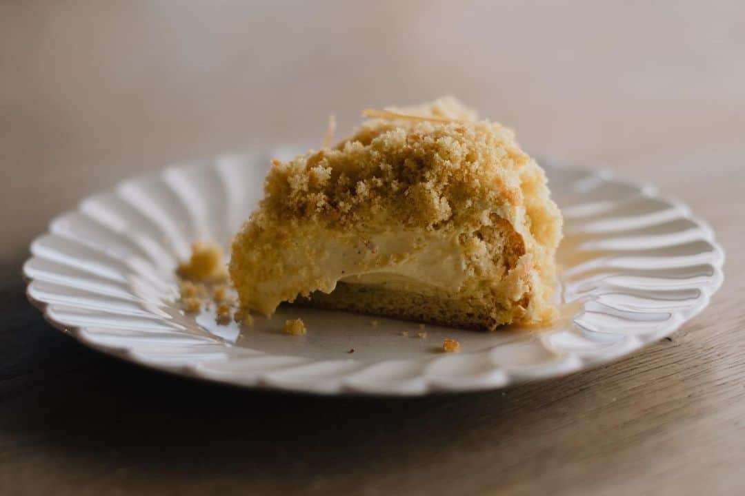 のインスタグラム：「foodremedies 動画配信レッスン  3月のメニュー 'ミモザケーキ' が配信されました。 お申し込みくださいましたみなさま無事に届いていますでしょうか。  サフランとターメリックで 私的にしっくりくる黄色にしてみました。  カスタードを味わうケーキ ワインにも合っちゃいます🟡」