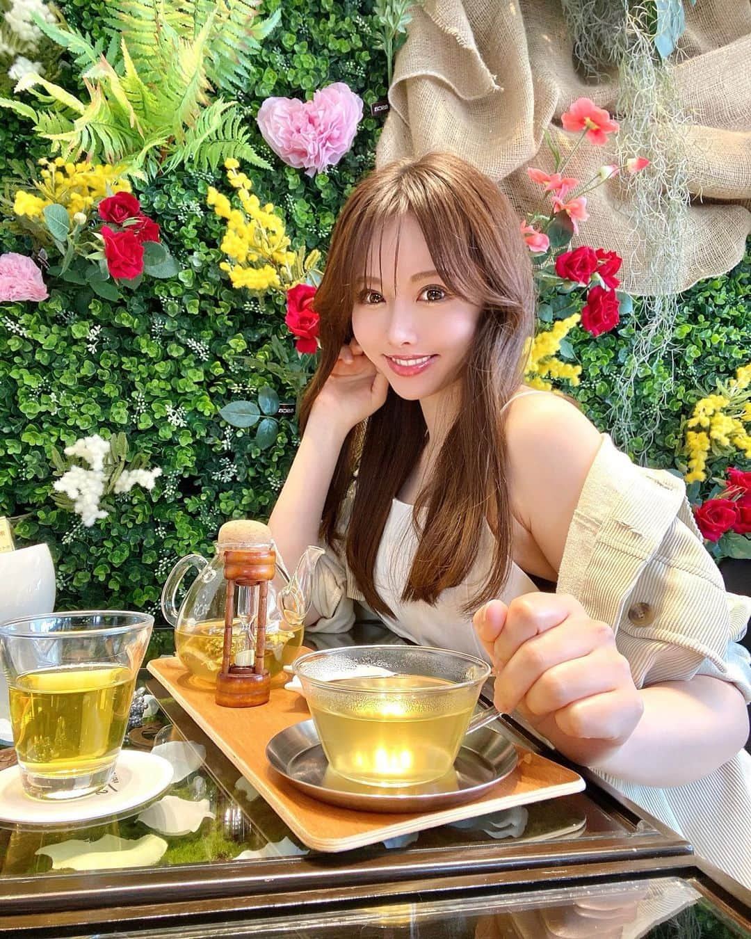 あやかさんのインスタグラム：「お花カフェ💐 山形にびゅんっと行ってきたよ  ガラスマグが丼サイズに見えるけど 広角レンズのせいよ  #花カフェ #花カフェブルーミーズ #山形カフェ #東北カフェ」