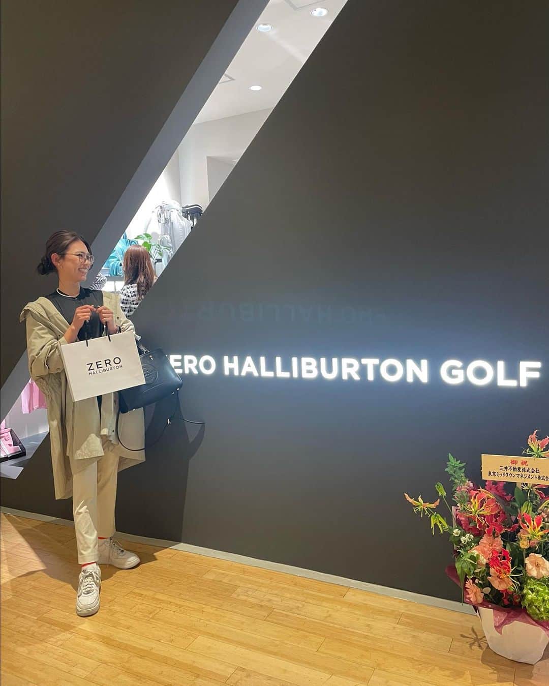坪井ミサトさんのインスタグラム写真 - (坪井ミサトInstagram)「東京ミッドタウン六本木にOpenした 「ZERO HALLIBURTON GOLF」 @zerohalliburton_jp  へ行ってきました⛳️🤍  「ゴルフコレクション」に特化した店舗だそうで、 ゴルフ用品がたくさん揃っていました✨  women'sウェアのラインナップも可愛い💕 カラフルからシンプルまで幅広く、 スポーティーなデザインがタイプで 着るのが楽しみです！  みんなも行ってみてね✌︎  #zerohalliburtongolf #zerohalliburton #golf #golfwear #ゴルフウェア #東京ミッドタウン六本木 #golfwear」3月23日 18時35分 - misato1030