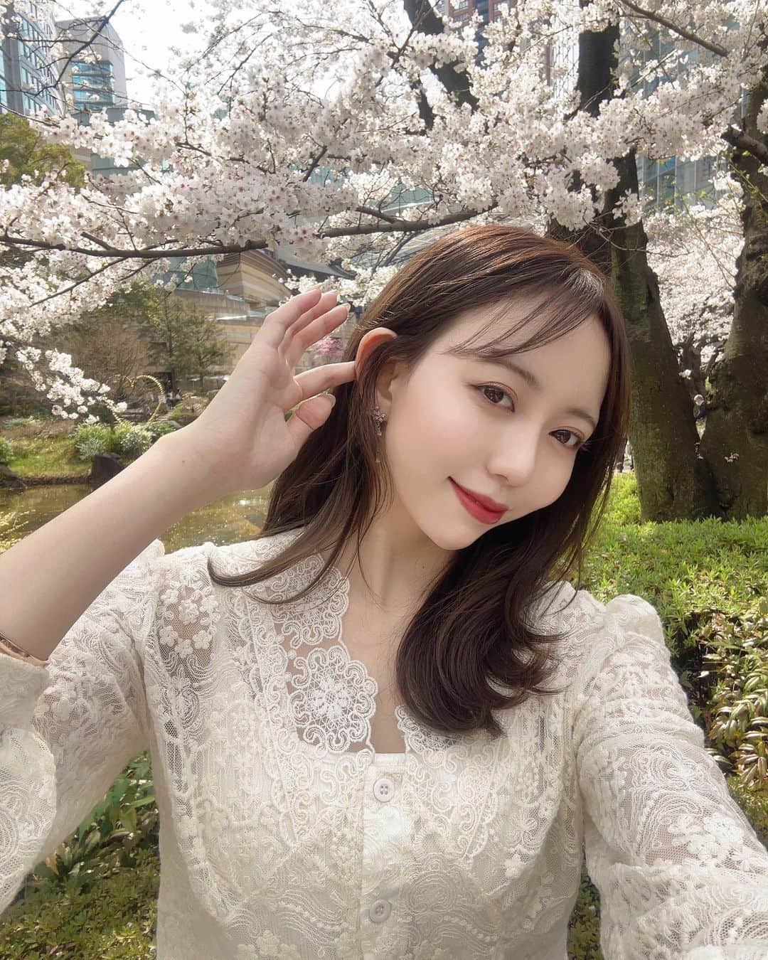 野島樺乃のインスタグラム：「春🌸♡ . . . . . . . #ノジマノシフク   #お花見  #お花見コーデ  #桜  #毛利庭園 #六本木ヒルズ   #春コーデ  #fashion  #ootd」