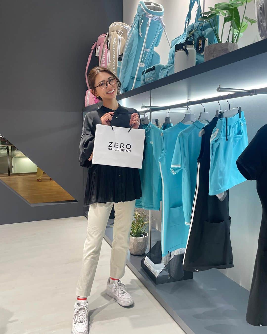 のインスタグラム：「東京ミッドタウン六本木にOpenした 「ZERO HALLIBURTON GOLF」 @zerohalliburton_jp  へ行ってきました⛳️🤍  「ゴルフコレクション」に特化した店舗だそうで、 ゴルフ用品がたくさん揃っていました✨  women'sウェアのラインナップも可愛い💕 カラフルからシンプルまで幅広く、 スポーティーなデザインがタイプで 着るのが楽しみです！  みんなも行ってみてね✌︎  #zerohalliburtongolf #zerohalliburton #golf #golfwear #ゴルフウェア #東京ミッドタウン六本木 #golfwear」