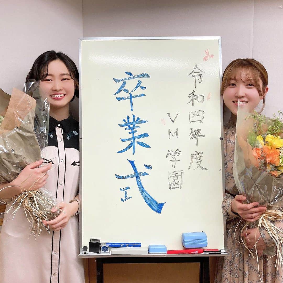 ゆりめりのインスタグラム：「#ヴァイナルミュージック  卒業しました😭✨ ど緊張でめちゃめちゃ標準語で話してしまった第1回からもう2年が経ったなんて... 最初は私たちが2時間の生放送でお話しして、みんなに楽しんでもらえるのかな？と不安でいっぱいでした。 でもメールやTwitterなどで皆さんに面白い！とか楽しい！ってコメントをいただいて、ちょっとずつ不安が消えていって、ヴァイナルの時間がすごく楽しい時間になっていきました✨ 深夜の2時間をリスナーの皆さんと共有できたこと、そしていろんな曲との出会いをいただいたこと、本当に幸せな気持ちでいっぱいです✨ 最後まで聞いていただいた皆さん、本当にありがとうございました！！ また文化放送でお話しさせていただけるように、私たちももっともっと頑張ります✨」