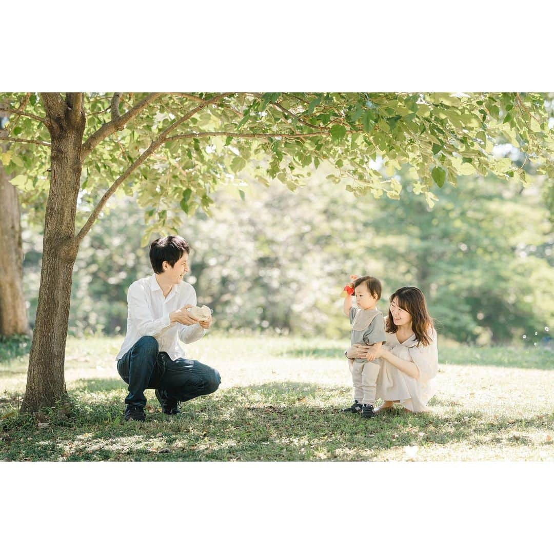 Lovegraph_Kids ラブグラフキッズさんのインスタグラム写真 - (Lovegraph_Kids ラブグラフキッズInstagram)「緑に囲まれた撮影も素敵🌿☺️ いつものように遊んでいる姿を素敵に残します📸👨‍👩‍👧 ㅤㅤㅤ ୨୧┈┈┈┈୨୧ ㅤㅤㅤ Lovegraphは出張撮影サービスです📸お誕生日や七五三、日常フォトなどさまざまなシーンをプロのカメラマンが撮影いたします☺️ ㅤㅤㅤ 撮影プランや料金詳細は @lovegraph_kids のプロフィールURLをご確認ください🌼 ㅤㅤㅤ ୨୧┈┈┈┈୨୧ ㅤㅤㅤ #ラブグラフ #Lovegraph #幸せな瞬間をもっと世界に #桜フォト #出張カメラマン #新緑の季節 #子どものいる暮らし #ロケーションフォト」3月28日 21時05分 - lovegraph_kids