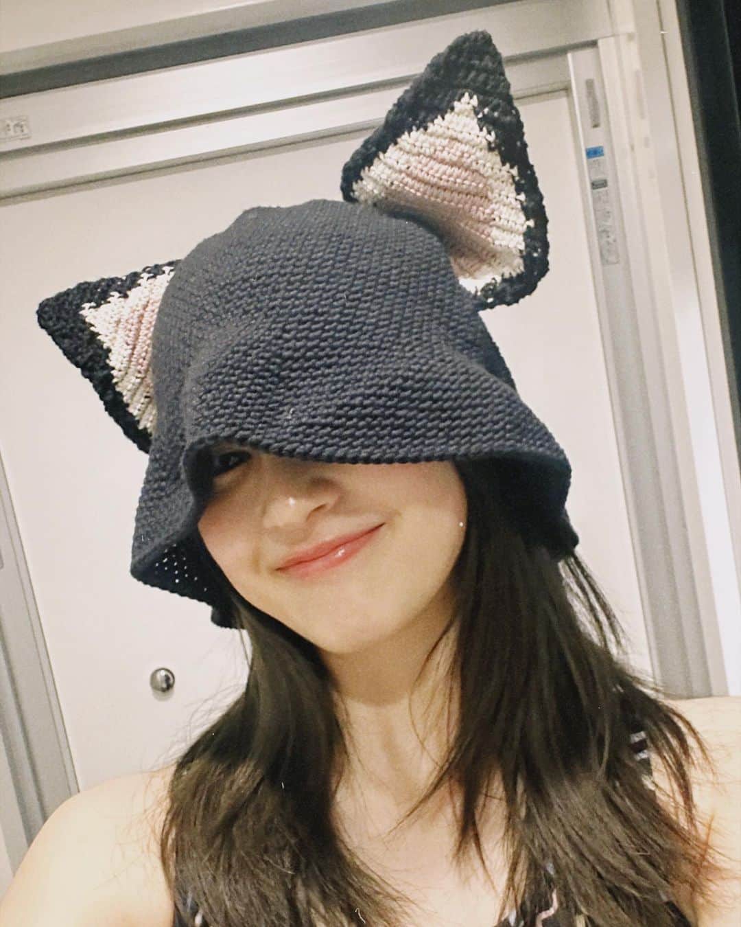 青野楓のインスタグラム：「@caphamamoto のハンドメイドサウナハット！！！かわいすぎません？？😨❤️‍🔥センスがだいすき。   @majestyonarimonclub の個室サウナ最高でした🧖‍♀️湯船あるから水風呂もためれるし、ととのいイスもあります🙆‍♀️ アロマロウリュウも！ひとりサウナ行きたいときにおすすめ。あまみもでてきた🫠🫠  #majestyonarimonclub #マジェスティ御成門 #港区ジム #港区フィットネス #港区サウナ #サウナ女子#楓サウナ」