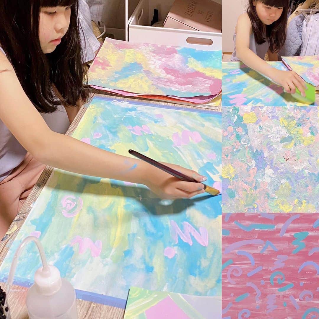 kids_design_schoolのインスタグラム：「アクリル絵の具を購入してから、家の中に日々作品が増えているとの事🙋‍♀️ 図案を作るって、とっても楽しいですね！ 素敵な色の組み合わせ✨ワンピースとか、スカートとか春のアイテムのイメージがたくさん沸いてきますね😊 自分の考えた図案でしおりを作り、クラスで配ったら好評だったとのこと✨ 何気ない毎日を楽しくするのは、自分の行動と考え方次第😊 自分の可能性を楽しめる日々を、満喫しましょう！」
