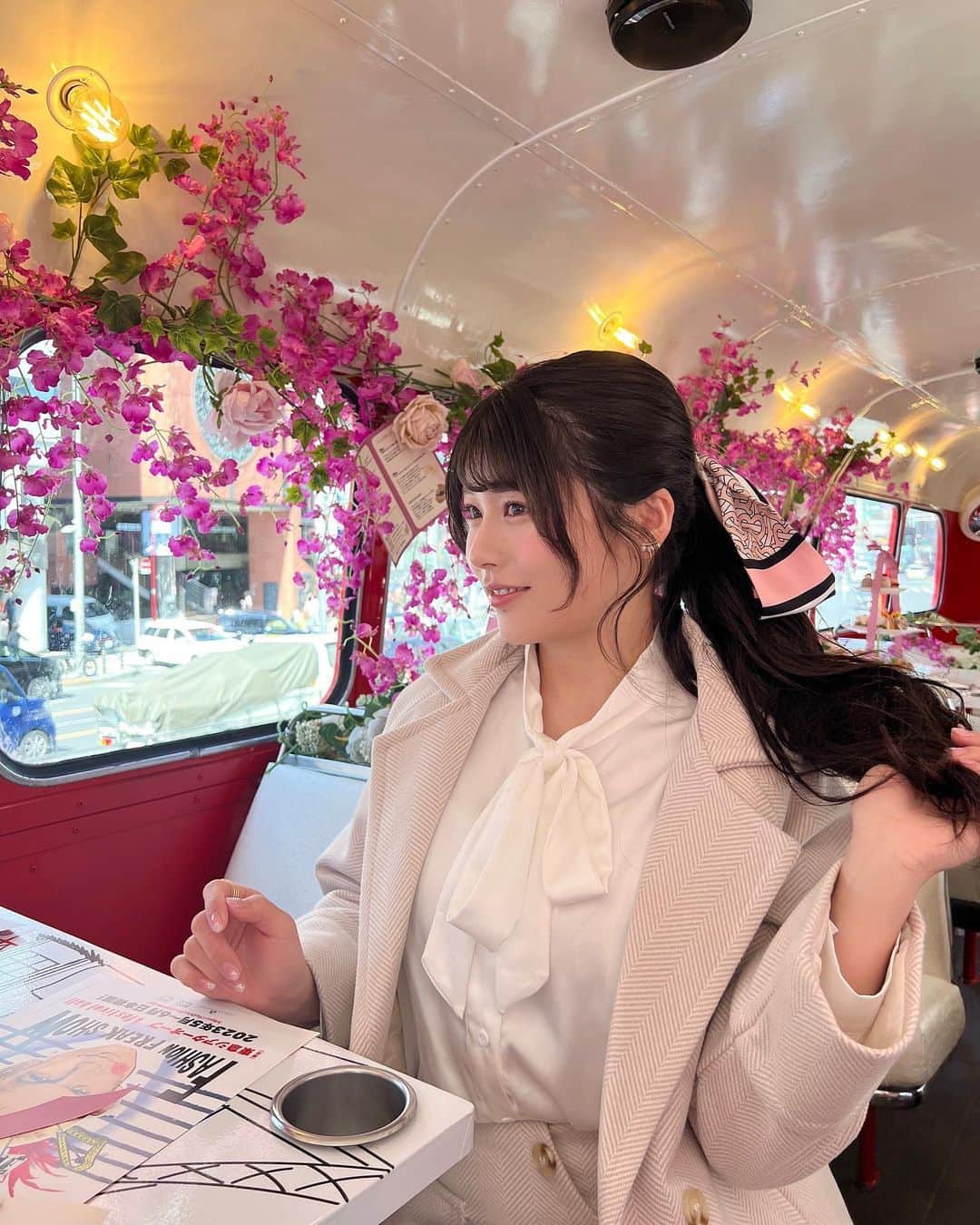 ちとせよしののインスタグラム：「この日のスタイリングかなりお気に入り🫶🏻 内装に合わせてピンク系のコーデにしました◡̈  ネイルは桜イメージ🌸 @nail69aya  まつパは @futuro_eyelash さんにて👀♡  #アフタヌーンティー #春コーデ #ピンクコーデ #春ネイル #セットアップ #フレンチガーリー #burberry」