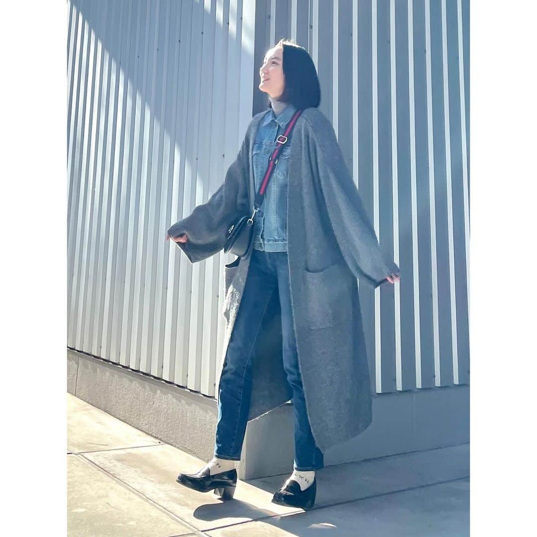 亘理舞のインスタグラム：「👖Denim on denim👖 ・ ・ タートルネック×デニムジャケット×ニットカーディガン お気に入りイヤカフが見えるように拡大📸 ・ ・ ・ ・ ・ ・ #デニムオンデニム#重ね着コーデ#重ね着スタイル#ローファーコーデ#ローファー女子#イヤカフ#イヤカフコーデ#イヤカフリング#イヤーアクセサリー#ローファー好き#Gジャン#人生初ボブ#レイヤードコーデ#タートルネックニット#タートルニット#ソックスコーデ#靴下コーデ#黒髪ボブ#ボブヘア#前髪長めボブ#ぼぶへあー#ボブカット#ボブ女子#おしゃれ靴下#ボ部#ボブヘアー#靴下マニア#亘理舞」