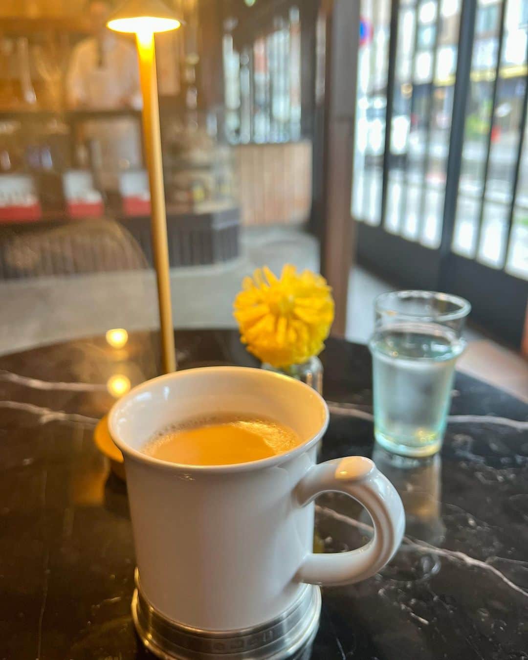杉本彩のインスタグラム：「川端二条にできた「トリバコーヒー京都」に行ってきました☕️  最高に美味しいヴィーガンサンドイッチ🥪と、こだわりのコーヒーがいただけます😊  私は植物性のオーツミルクのカフェ・オ・レを注文しましたが、アニマルウェルフェアを守っている木次牛乳の2種類から選べます。  サンドイッチは、マッシュルーム、カツサンド風、タマゴサンド風、キュウリの4種類をいただきました。どれも本当に美味しかったです👍  言われなければ、ヴィーガンサンドイッチとはわからないクオリティの高さにびっくり😃  マッシュルームは程よい酸味が美味しくて、キュウリは野菜の美味しさを最大限に引き出した丁寧な調理。  風情あふれる町家のカフェで、体にやさしくて美味しいブランチ、最高でした✨✨  #トリバコーヒー京都  #ヴィーガンサンドイッチ #オーツミルク」