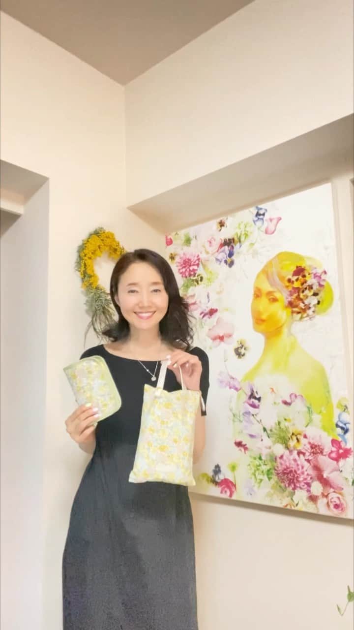 織香のインスタグラム：「明日3/24 金　夜20時〜 QVCに出演します❤️❤️❤️ （MIXショーのため8:20ごろ出演予定）  リバティの春夏の新柄で フラップポーチとマスクポーチSET 初めてご紹介します🤗💕💕  ぜひご覧ください❣️  うちで一番映える @chihokizima のイラストの前で💕💕💕  #春#リバティ #持ち歩くアート #1年中枯れないお花 #QVC#qvcjapn #リバティプリント #リバティファブリック #リバティ好き #リバティ好きと繋がりたい #Liberty #LibertyPrint #LibertyFabric #libertylove #IntermodeMadeWithLibertyFabrics #川辺株式会社 @intermode_kawabe #QVC#qvcjapan」