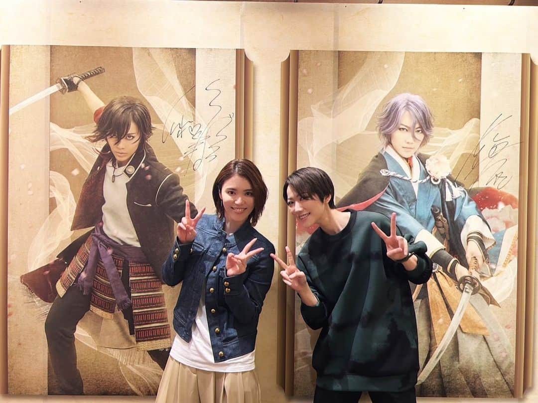 のインスタグラム：「舞台『刀剣乱舞』禺伝 矛盾源氏物語とSHIBUYA TSUTAYAとのスペシャルコラボカフェに#七海ひろき さんと行って来ました❣️❣️ あちこち写真撮ってきたので、載せます💕 たのしかったぁ🥰🥰🥰🥰  #岡田六花 ちゃんともばったり会えました😊  カフェの入場チケットは現在一般販売受付中🥰  また、コラボカフェオープンを記念したオリジナルグッズの販売もありますし、ランダムグッズ、衣装や小道具展示、公演写真なども見られます👍👍 巨大写真にサインもしてきたよ💕💕 是非そこも含めて見てきてね👍👍👍 大倶利伽羅グッズも是非お家に連れて帰ってくださーい👍   詳細は公式HPをご確認ください。 https://stage-toukenranbu.jp/news/guden/1763/   #刀ステ #tsutaya #刀剣乱舞 #舞台刀剣乱舞禺伝矛盾源氏物語 #大倶利伽羅 #ホットココア #ほっと一息 #彩凪翔」